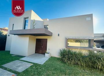 Casa de 6 ambientes, Villa Merlo · Residencia de Categoría con Piscina Climatizada en Ubicación Privilegiada de Merlo