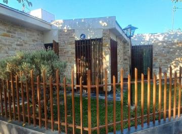 Casa · 131m² · 5 Ambientes · 3 Cocheras · B° Cementista II