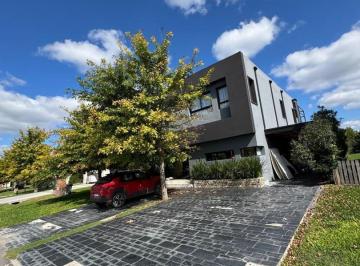 Casa · 330m² · 6 Ambientes · 1 Cochera · Casa en Venta en Altos de Campo Grande, Pilar, G. B. a. Zona Norte