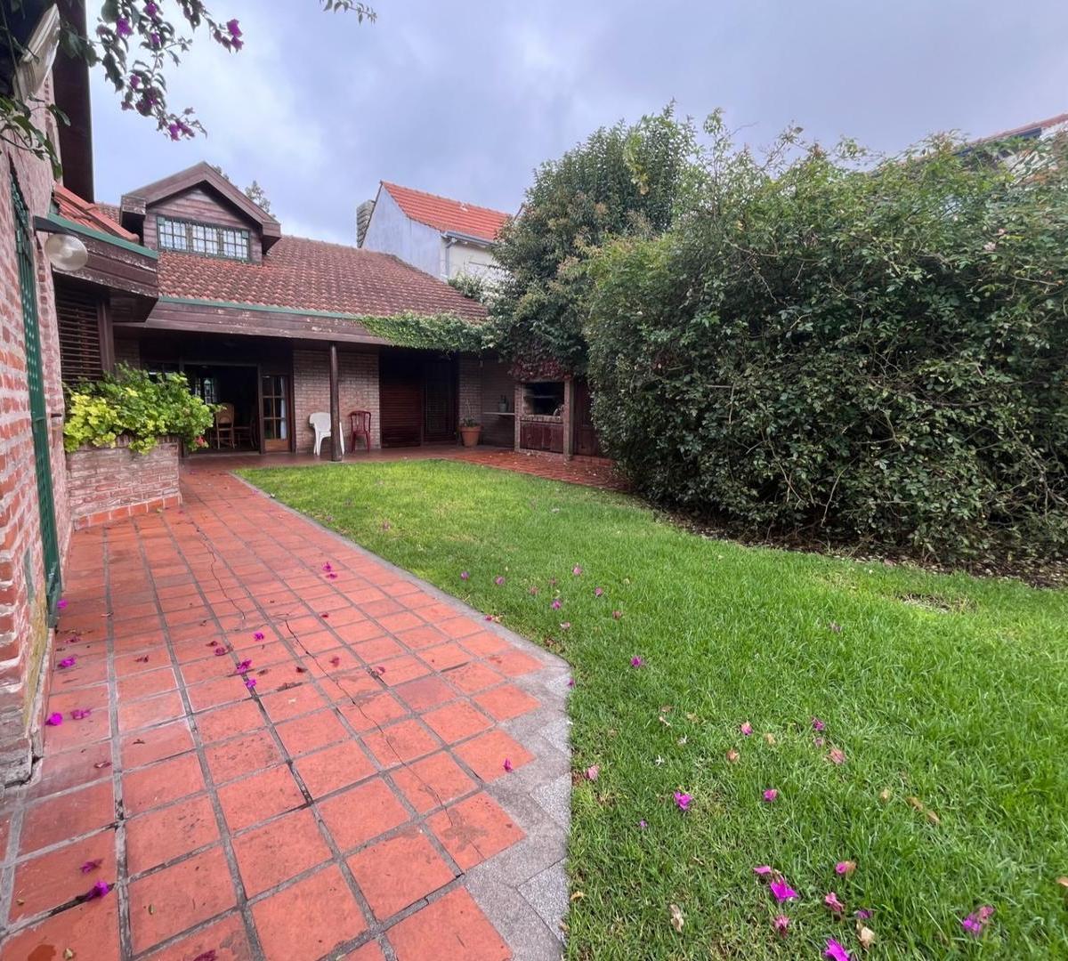 Casa en alquiler 4 amb, 284m² con gran parque — Los Troncos