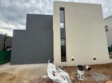 Casa · 178m² · 5 Ambientes · 3 Cocheras · Casa en El Hermoso Barrio de San Pablo!