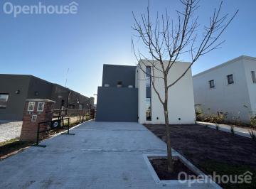 Casa · 185m² · 5 Ambientes · 3 Cocheras · Casa en El Hermoso Barrio de San Pablo!