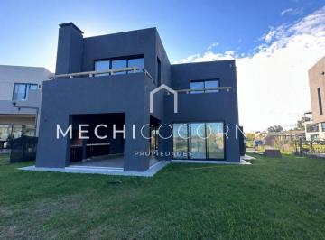 Casa · 265m² · 5 Ambientes · 2 Cocheras · Casa 4 Dorm. en El Canal, Villa Nueva
