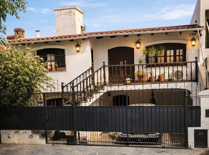 Casa · 240m² · 4 Ambientes · 1 Cochera