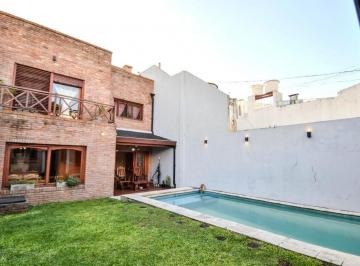 Casa · 305m² · 6 Ambientes · 2 Cocheras · Venta Casa 6 Ambientes en Liniers - Pileta - Quincho - Cochera