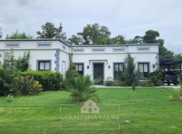 Casa de 5 ambientes, Luján · Casa en Venta C/ Cochera en Santa Catalina
