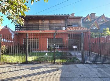 Casa · 276m² · 6 Ambientes · 2 Cocheras · Casa 2 Viviendas en Venta | 6 Ambientes | Patio, Quincho y Cochera | Excelente Ubicacion