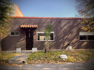 Frente · Casa en Alquiler con Jardin (Servicios Incluidos)