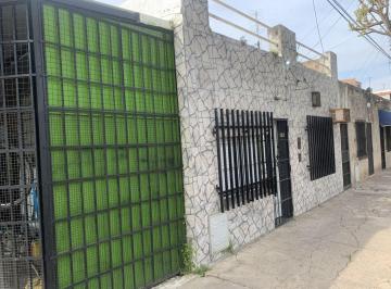 Casa · 80m² · 5 Ambientes · Casa en Esquina. con Terraza y Galpon/ Local Al Frente