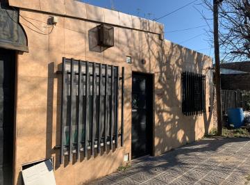Casa · 62m² · 5 Ambientes · 1 Cochera · Casa con Garaje y Amplio Patio. Acepta Permuta. Escriturable