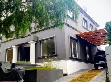 Casa de 9 ambientes, Ciudad de Mendoza · Se Vende Hermosa Casa en Barrio Dalvian