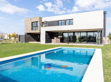 Casa · 227m² · 6 Ambientes · 2 Cocheras · Casa en Venta Y/o Alquiler en Country Terravista, General Rodriguez