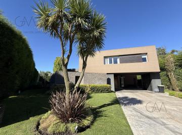 Casa · 400m² · 6 Ambientes · 2 Cocheras · Casa en Venta en Barrio Rumencó