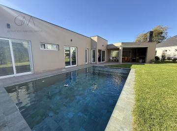 Casa · 200m² · 4 Ambientes · 2 Cocheras · Casa en Alquiler 24 Meses Barrio Ayres de Santa Mónica