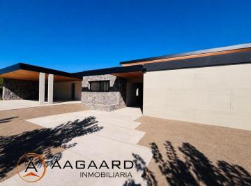Casa · 400m² · 8 Ambientes · 1 Cochera · Casa en Venta Estancia El Terrón Una Planta 4 Dorm. 4 Baños Ambientes Amplios y Luminosos