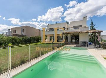 Casa · 230m² · 5 Ambientes · 4 Cocheras · Venta Casa en El Naudir