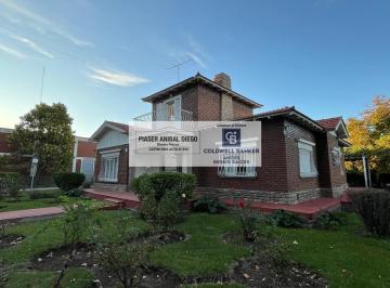 Casa · 333m² · 10 Ambientes · 4 Cocheras · Chalet con Estilo en San Rafael.