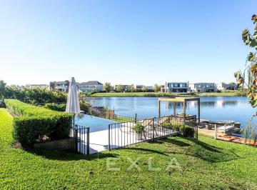Casa · 210m² · 5 Ambientes · 1 Cochera · Casa en Venta en Muelles – Una Planta Al Lago, Muelle, Pileta y Terminaciones Premium