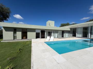 Casa · 315m² · 6 Ambientes · 4 Cocheras · Casa Moderna Barrio Cerrado Causana