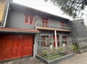Casa · 226m² · 4 Dormitorios · 1 Cochera · Venta - Casa en Venta Barrio Jardin