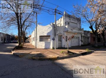 Casa · 130m² · 4 Ambientes · 1 Cochera · Espectacular Esquina Centrica en Venta en Mercedes Buenos Aires