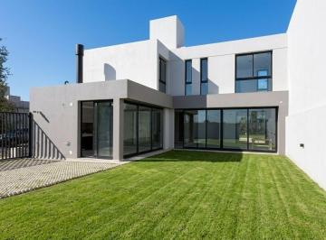 Casa · 240m² · 8 Ambientes · 2 Cocheras · Casa en Venta en Campo Chico