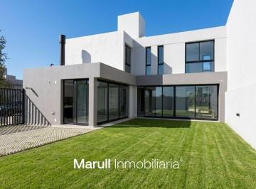 Casa · 240m² · 8 Ambientes · 2 Cocheras · Casa en Venta en Campo Chico