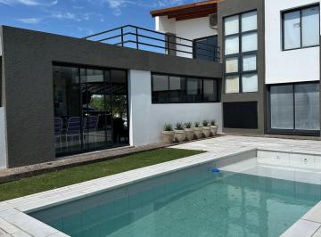 Casa · 275m² · 6 Ambientes · 2 Cocheras · Casa en Valle Escondido 3 Dorm. – Pileta, Quincho y Cochera Doble