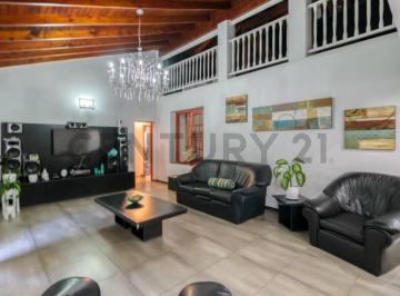 Casa · 380m² · 5 Ambientes · 5 Cocheras · Casas en Venta en Villa Elisa, 4 Dorm. con Pileta