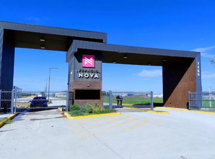 Bodega-Galpón · 800m² · 4 Ambientes · 5 Cocheras