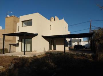 Casa · 115m² · 4 Ambientes · 2 Cocheras · Venta Casa a Estrenar 2 Dorm. Apta Credito Barrio Cerrado Villa Catalina