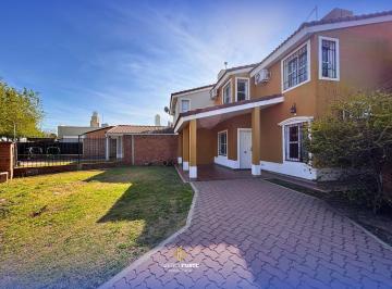 Casa · 94m² · 3 Ambientes · 1 Cochera · Casa en Barrio Semi Privado - con Escritura