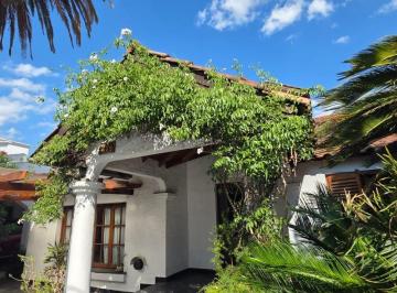 Casa · 200m² · 6 Ambientes · 1 Cochera · Casa en Aranjuez