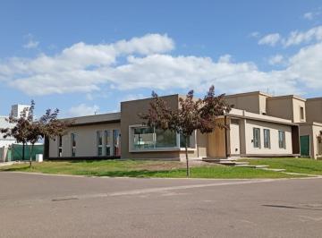 Casa · 270m² · 5 Ambientes · 2 Cocheras · Lar de Vieytes 2