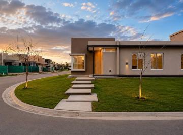 Casa · 270m² · 5 Ambientes · 2 Cocheras · Lar de Vieytes 2