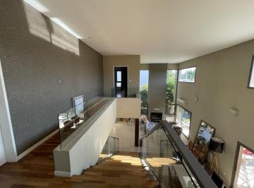 Casa · 300m² · 5 Ambientes · 2 Cocheras · Barrio La Lomada de Pilar, Moderna Casa en Venta, Lote Central