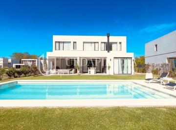 Casa · 222m² · 5 Ambientes · 2 Cocheras · Casa en Venta en Estancias del Rio - Estancias del Pilar