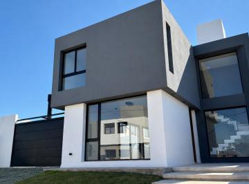 Casa · 200m² · 3 Ambientes · 2 Cocheras · Casa a Estrenar en Rincones de Manantiales