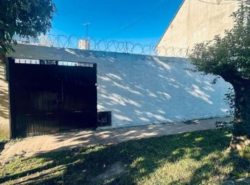 Casa de 3 ambientes, Quilmes · Alquiler Casa Muy Amplia de 240 m² con 2 Habitaciones en Quilmes Oeste
