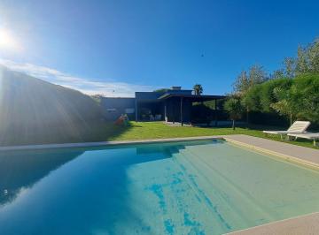 Pileta con solarium. · Venta - Casa Frente Al Lago, 3 Dorm., Pileta, Quincho, 2 Cocheras. Puerto Roldán.