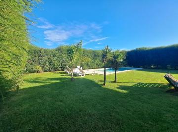 Espacio parquizado. · Venta - Casa Frente Al Lago, 3 Dorm., Pileta, Quincho, 2 Cocheras. Puerto Roldán.