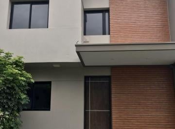Casa · 121m² · 3 Dormitorios · 2 Cocheras · Casa en Los Nogales