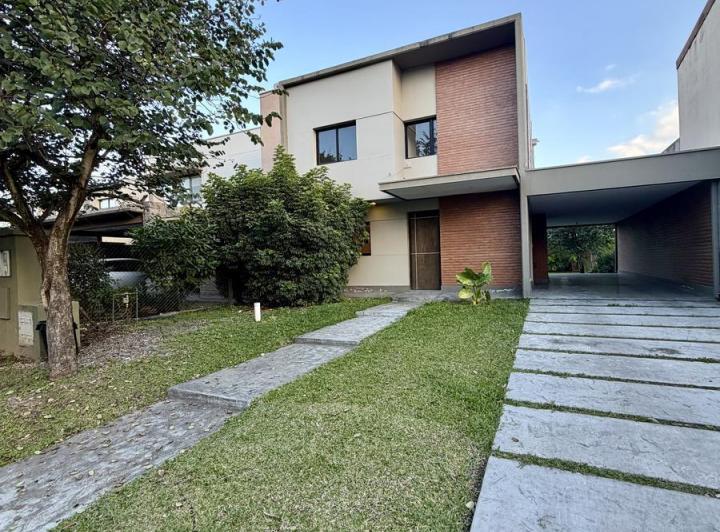 Casa · 121m² · 3 Dormitorios · 2 Cocheras