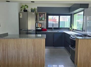 Casa · 300m² · 5 Ambientes · 2 Cocheras · Casa en Venta 5 Ambientes en Luján
