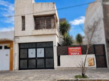 Casa · 1m² · 7 Ambientes · 1 Cochera - Maria Del Carmen Lado · Casa a La Venta con Excelente Distribución y Espacios Pensados Para El Confort Familiar.