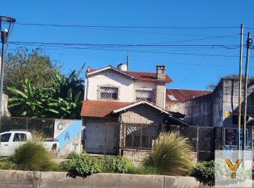Casa · 320m² · 5 Ambientes · Casa en Venta - 3 Dorm. 2 Baños - Lomas de Zamora