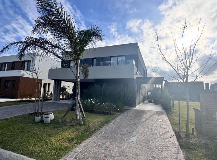 Casa · 300m² · 5 Ambientes