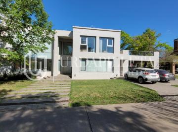 Casa · 450m² · 7 Ambientes · 2 Cocheras · Casa en Venta en La Martinica