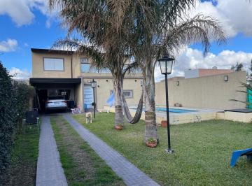 Casa · 310m² · 7 Ambientes · 2 Cocheras · Casa de 3 Dorm. con Pileta