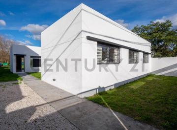 Casa · 121m² · 4 Ambientes · Casa en Venta en Villa Elisa de Tres Dorm. con Parque